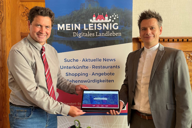 picture offical go-live of meinLeisnig.de with major Tobias Goth